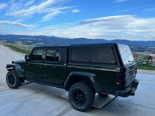 Westin Automotive EXP Bolt on Aluminum Bed Cap for 2024-2026 Jeep Gladiator JT - Recon Recovery